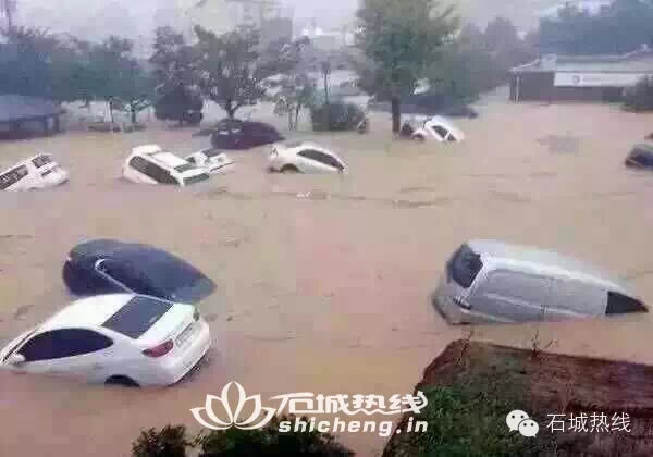 停在路边的小汽车都被冲走了！[2]